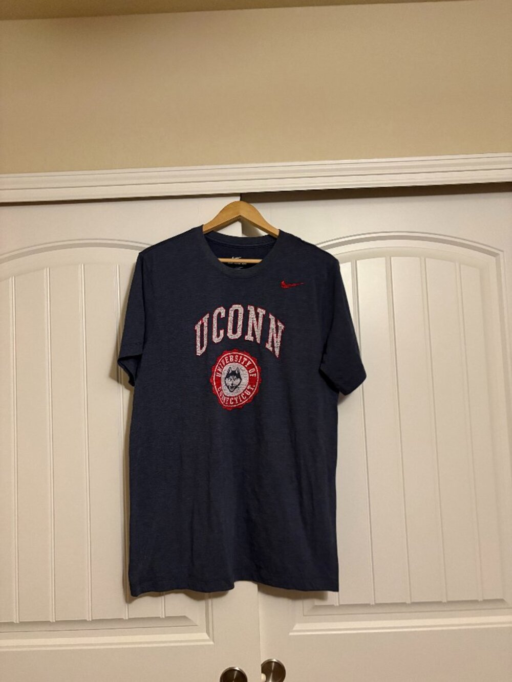 UConn Huskies T Shirt Adult Size Large Dark Blue Nike Short Sleeve Crew Neck